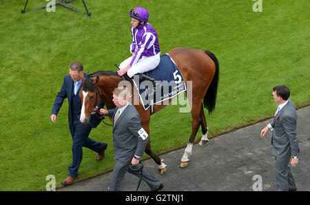 Minding monté par jockey Ryan Moore têtes à la ligne de départ de l'Investec Oaks sur Mesdames Jour au cours de l'Investec Derby d'Epsom 2016 Festival à l'hippodrome d'Epsom, Epsom. Banque D'Images