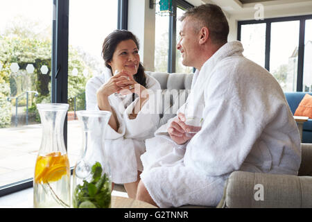 Porter des robes Couple Relaxing On Pause Spa Hotel Banque D'Images