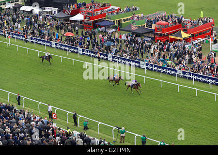 Minding monté par Jockey Ryan Moore sur son chemin pour gagner la Investec Oaks sur Mesdames Jour au cours de l'Investec Derby d'Epsom 2016 Festival à l'hippodrome d'Epsom, Epsom. Banque D'Images