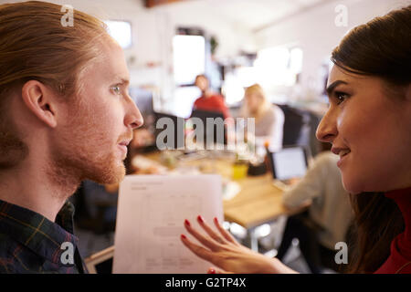 Deux designers à la recherche de document en Bureau actif Banque D'Images