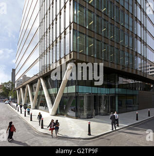 L'altitude d'entrée principale d'angle au niveau de la rue. Moorgate change, Londres, Royaume-Uni. Architecte : HKR Architects, 2015. Banque D'Images