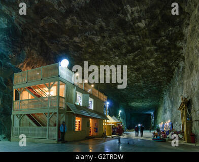 Ancienne mine de sel , aujourd'hui, le traitement des maladies respiratoires et un attrait touristique ; café et supermarché, Roumanie, Transilva Banque D'Images