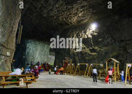 Ancienne mine de sel , aujourd'hui, le traitement des maladies respiratoires et un attrait touristique ; café et supermarché, Roumanie, Transilva Banque D'Images