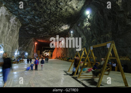 Ancienne mine de sel , aujourd'hui, le traitement des maladies respiratoires et un attrait touristique ; café et supermarché, Roumanie, Transilva Banque D'Images