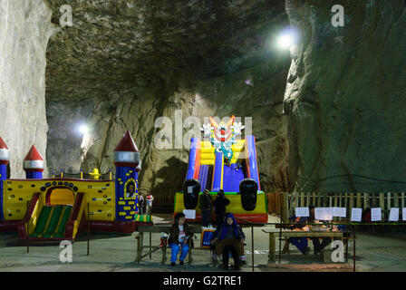 Ancienne mine de sel , aujourd'hui, le traitement des maladies respiratoires et un attrait touristique ; café et supermarché, Roumanie, Transilva Banque D'Images