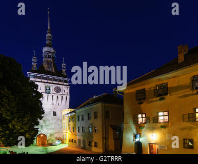 Bell Tower Stundturm et Casa Vlad Dracul - censé être le lieu de naissance de Vlad III . Vlad Tepes Dracula ( ) ( à droite), Sighisoara Banque D'Images