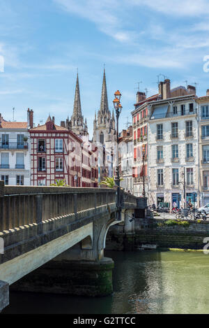 Pont Marengo pont sur le nive avec la Cathédrale de Sainte-Marie de Bayonne, en arrière-plan. Aquitaine, France. Banque D'Images