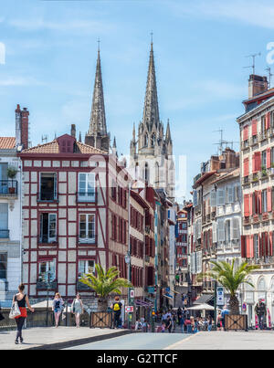 Pont Marengo pont sur le nive avec la Cathédrale de Sainte-Marie de Bayonne, en arrière-plan. Aquitaine, France. Banque D'Images