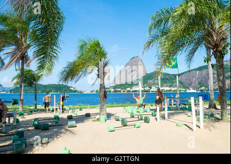 RIO DE JANEIRO - le 5 avril 2016 : Les Brésiliens de l'exercice dans une piscine dans la station d'entraînement à l'Aterro do Flamengo Sugarloaf Mountain. Banque D'Images