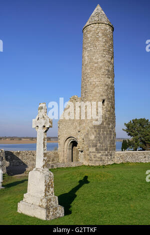 L'Irlande, dans le comté d'Offaly, Clonmacnoise, Temple Finghin et McCarthy's Tower. Banque D'Images