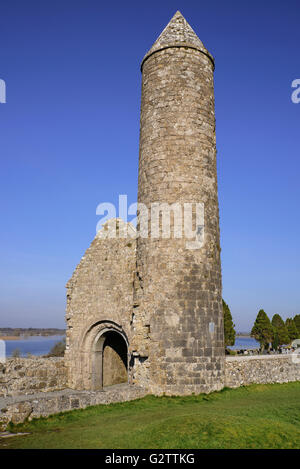 L'Irlande, dans le comté d'Offaly, Clonmacnoise, Temple Finghin et McCarthy's Tower. Banque D'Images