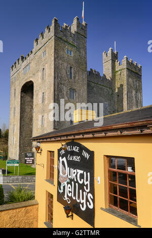 L'Irlande, le comté de Clare, le château de Bunratty et Durty Nelly's Pub et Restaurant. Banque D'Images