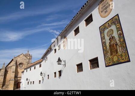 Espagne, Andalousie, Cordoue, mosaïque de la Vierge de Carmen sur la Plaza del Conde de Priego avec Iglesia de Santa Maria dans l'arrière-plan. Banque D'Images