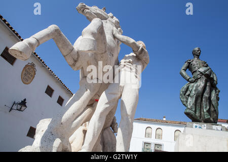 Espagne, Andalousie, Cordoue, Statue de la matador Manuel Laureano Rodríguez Sánchez 'Manolete' sur la Plaza del Conde de Priego . Banque D'Images