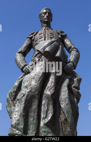 Espagne, Andalousie, Cordoue, Statue de la matador Manuel Laureano Rodríguez Sánchez 'Manolete' sur la Plaza del Conde de Priego. Banque D'Images