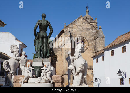 Espagne, Andalousie, Cordoue, Statue de la matador Manuel Laureano Rodríguez Sánchez 'Manolete' sur la Plaza del Conde de Priego avec Iglesia de Santa Maria dans l'arrière-plan. Banque D'Images