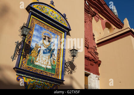 Espagne, Andalousie, Séville, image en céramique de St Anne sur le mur de l'Iglesia de Santa Ana dans le quartier de Triana. Banque D'Images