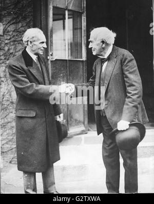 Henry Ford (à gauche) et Thomas Edison (à droite) se serrer la main. Banque D'Images