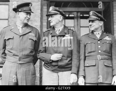 Le général Dwight D. Eisenhower (à gauche), commandant en chef des forces alliées de l'invasion européenne, s'entretient avec le Lieutenant Gens. Carl Spaatz (centre), et James "Jimmy" Doolitte, comme il a payé sa première visite à une station de bombardier moyen quelque part en Angleterre. Banque D'Images