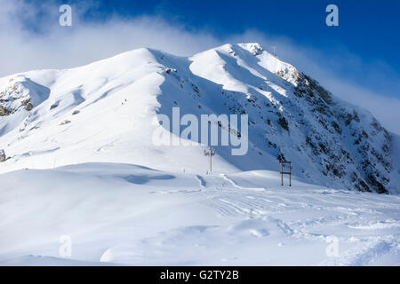 Les Arcs 2000 station de ski en France, avec deux skieurs vers le haut sur pied pour une descente hors-piste Banque D'Images