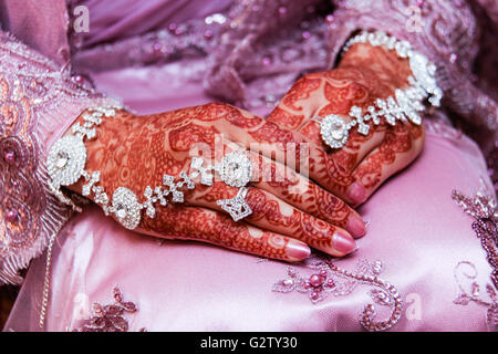 Henna Mehndi (peau) décorations sur une épouse musulmane Banque D'Images