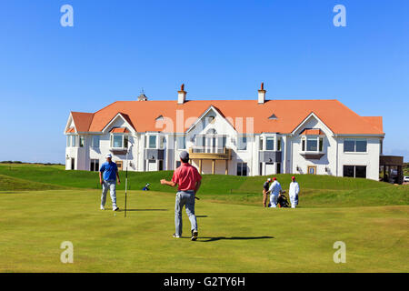 Des golfeurs sur le 18e vert sur l'Aisla Cours de l'hôtel Turnberry Trump et golf hotel, Turnberry, Ayrshire, Scotland, UK Banque D'Images