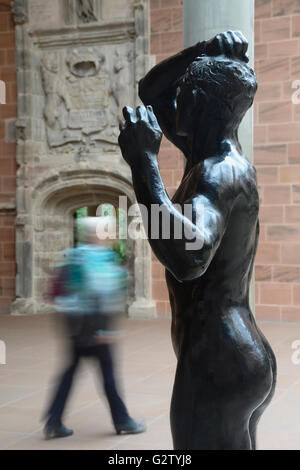 L'Écosse, Glasgow, côté sud, Burrell Collection, l'Âge de Bronze 1875 Rodin et cour intérieure. Banque D'Images