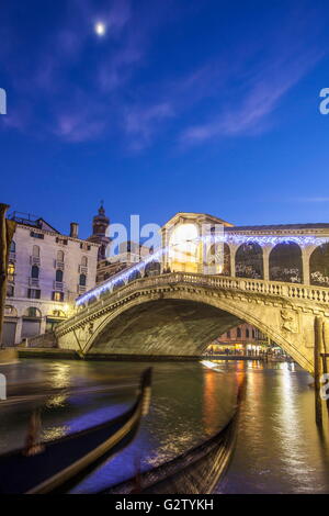 Vue de nuit sur le pont du Rialto et le typique des gondoles dans le canal venise Vénétie Italie Europe Banque D'Images