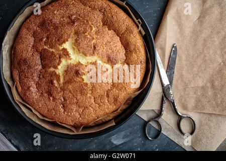 Frais hors du four gâteau fait maison chaud Banque D'Images