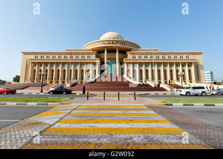 Édifice de la cour en Sharjah, Émirats arabes unis Banque D'Images