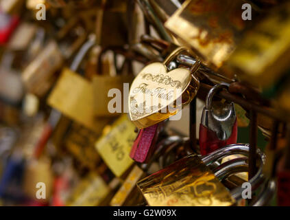 Une serrure en forme de coeur sur un pont à Paris Banque D'Images