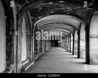 L'une des voies avec des arcs le long du côté de la Place des Vosges à Paris. Banque D'Images