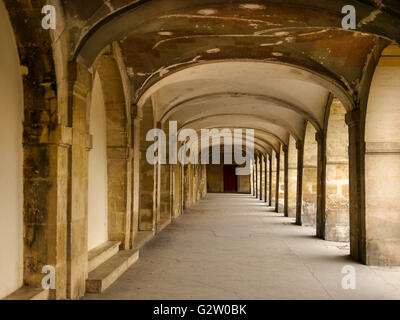 L'une des voies avec des arcs le long du côté de la Place des Vosges à Paris. Banque D'Images