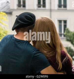 Un couple français close up, assis sur les marches et s'étreindre à Montmartre, Paris Banque D'Images