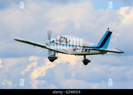 Piper PA-28-140 Cherokee G-TEWS en vol le décollage de Breighton Airfield Banque D'Images