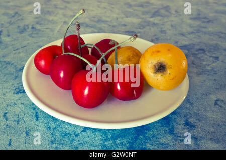 Assiette de fruits de saison. Banque D'Images