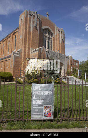 L'amour, le pardon et la miséricorde banner hung en face du Cœur immaculé de Marie Eglise Catholique dans le quartier de Windsor Terrace, Brooklyn, New York. Banque D'Images