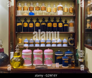 Reproduction d'une pharmacie à l'ère victorienne, Museum of London, Londres, Royaume-Uni Banque D'Images