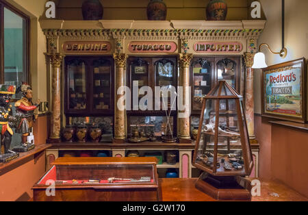 Reproduction d'un magasin de tabac dans le Londres victorien, Museum of London, Londres, Royaume-Uni Banque D'Images