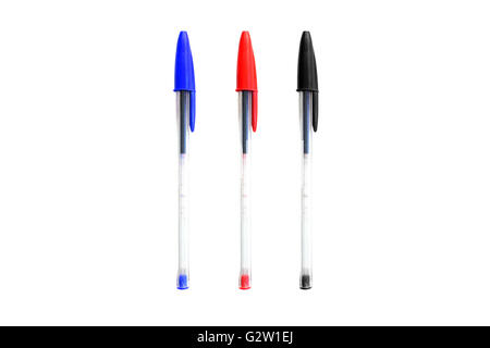 Bleu, Rouge et Noir stylos photographié sur un fond blanc. Banque D'Images