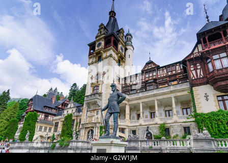 Château de Peles ; Statue du Roi Carol I., Roumanie, Transylvanie, Transylvanie, Siebenbürgen (Transsilvanien) , Sinaia Banque D'Images