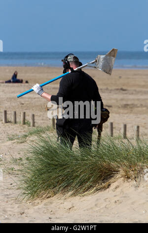 Détection des métaux sur Plage d'Ainsdale, Southport, Mertseyside, UK, Banque D'Images