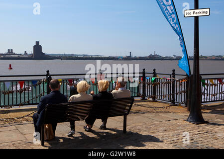 L'amour se verrouille sur le front à la Pier Head, Liverpool, Merseyside, Royaume-Uni Banque D'Images