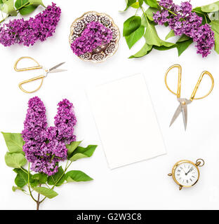 Fleurs lilas, sketchbook, fournitures de bureau. Vue de dessus d'arrière-plan de mise à plat Banque D'Images