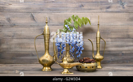 Verseuse arabe, vase, lampe, pot de thé. Les fruits et les fleurs. Golden décorations orientales. Nourriture et boisson Banque D'Images