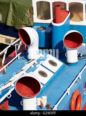 La superstructure d'colorés petit bateau ou un bateau peint en rouge, blanc et bleu avec ventilation trompette traditionnelle sur le pont. Banque D'Images