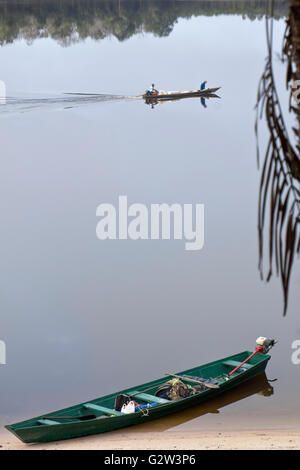 Vieux bateau en bois amarré à la rive du fleuve Amazone au Brésil sur une scène paisible Banque D'Images