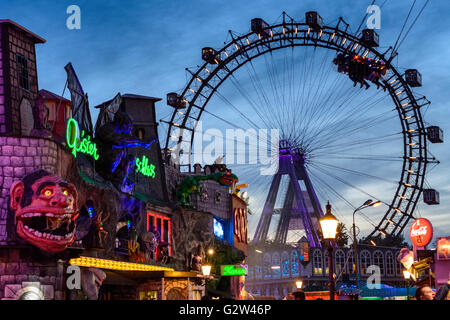 Prater avec château hanté , roue de Ferris et swing ' ' Tornade, Autriche, Vienne, Wien Banque D'Images
