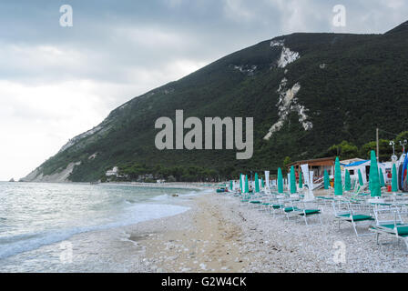 Une vue de la plage de conero Marches, Italie Banque D'Images