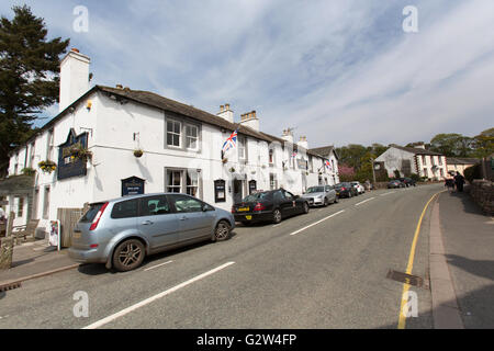 Pooley Bridge, Angleterre. Vue pittoresque de Pooley Bridge, rue Main, à l'auberge de soleil au premier plan. Banque D'Images